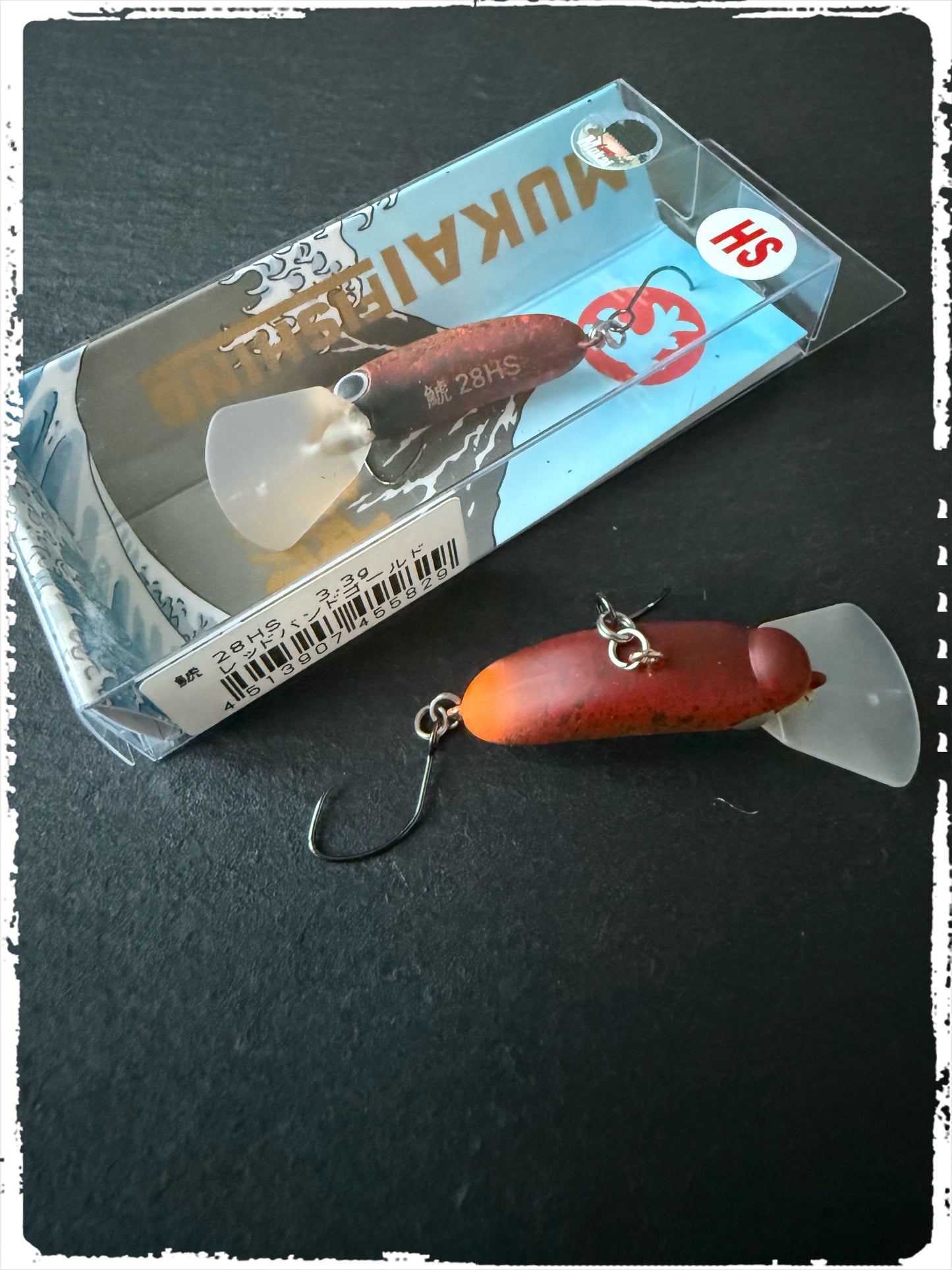Mukai Fishing - Shachihoko 28 HS - Sonderfarbe #01 „Introvert Gets Hooked on Fishing“ - Red Band Gold