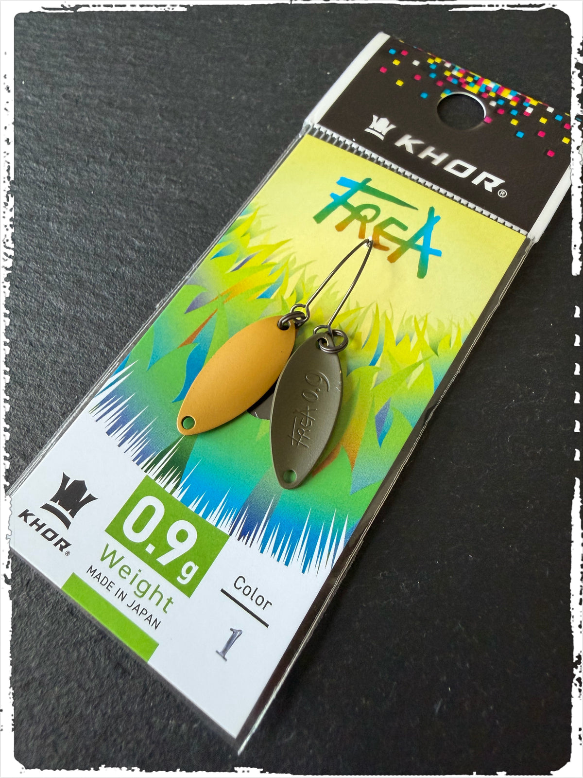 Khor Frea #FC01, 0,9 g: Löffelblinker (Vorder- und Rückseite) in Ocker und Oliv auf Karte