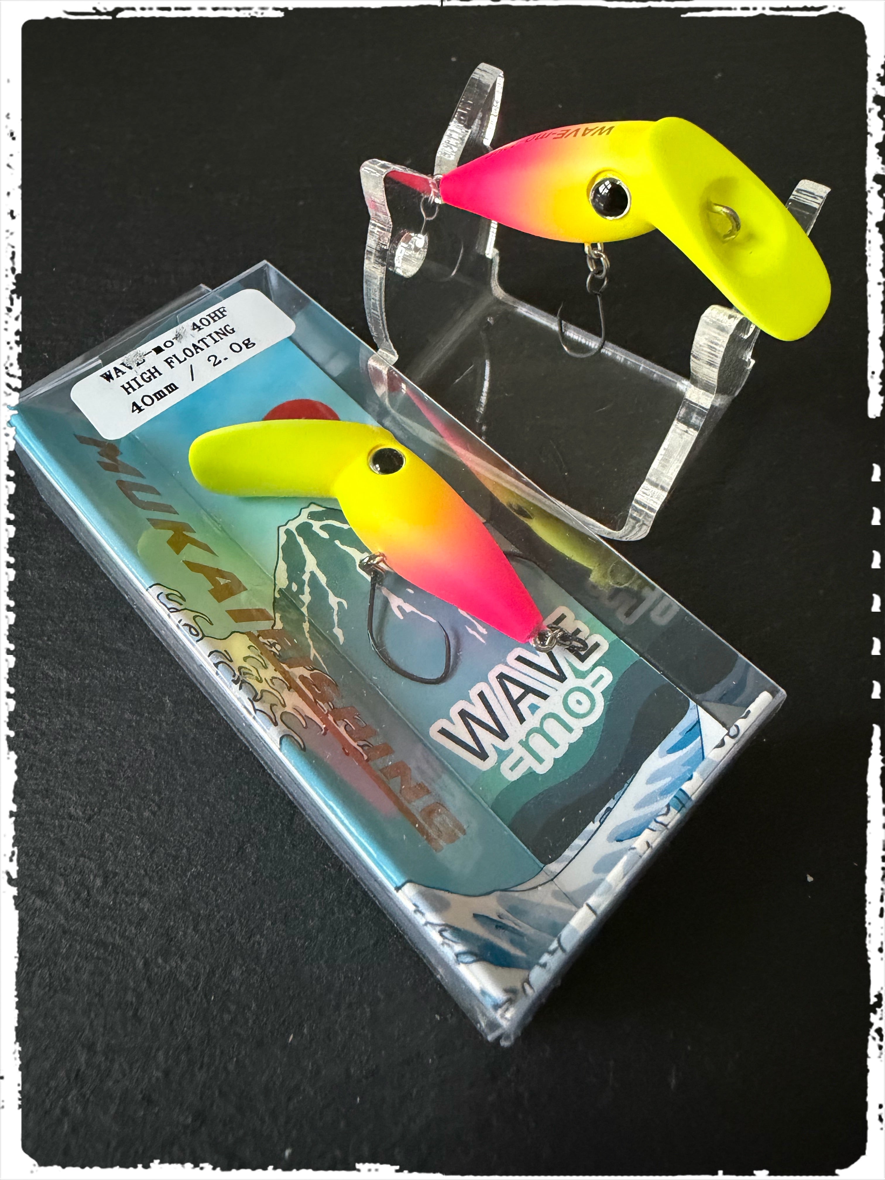 Wellen-Mo Wobbler: neon-gelber Körper mit pinkem Kopf, zwei Drillinge im Display