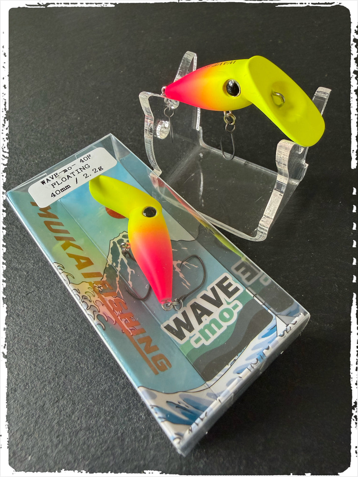 Mukai Fishing Wave-Mo #1 ChikaChika F: Wobbler in Neongelb und Pink auf Ständer und in Verpackung