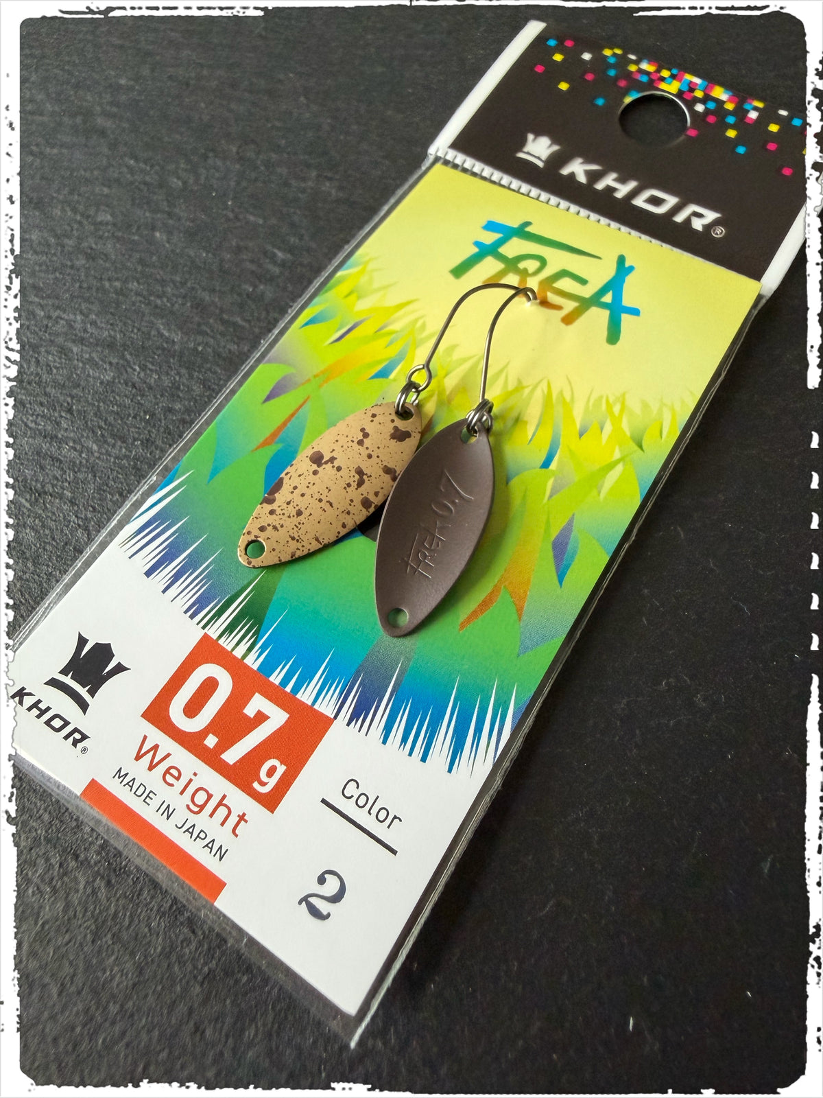 Khor Frea #FC02, 0,7 g: Löffelblinker (Vorder- und Rückseite) in Beige mit braunen Punkten und Dunkelbraun auf Karte