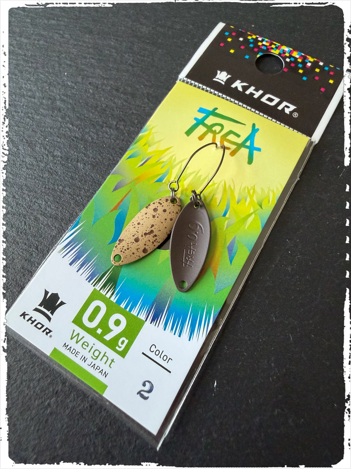 Khor Frea #FC02, 0,9 g: Löffelblinker (Vorder- und Rückseite) in Beige mit braunen Punkten und Dunkelbraun auf Karte