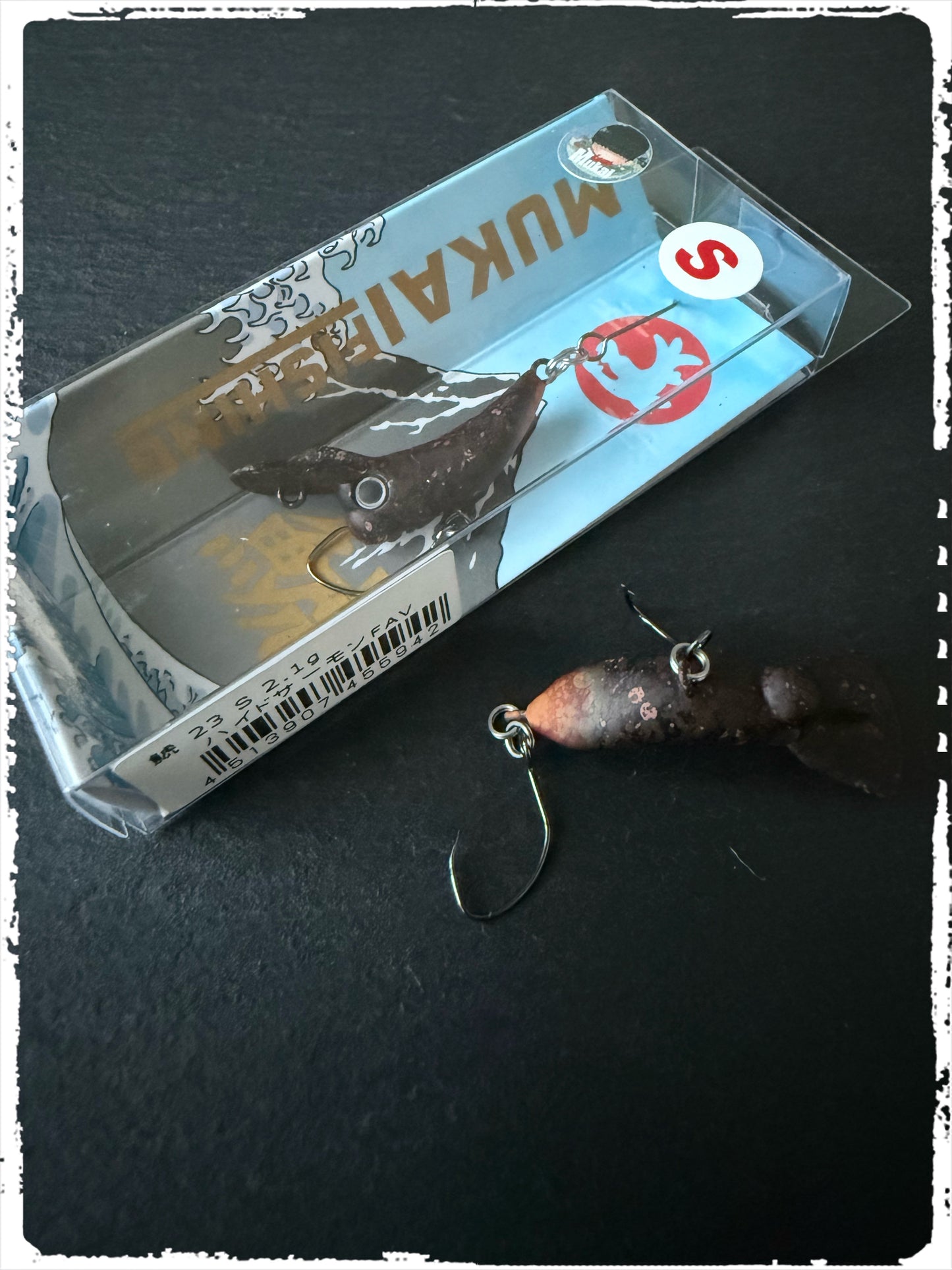 Mukai Fishing - Shachihoko 23 S - Sonderfarbe #02 „Introvert Gets Hooked on Fishing“ - Hyde Salmon FAV