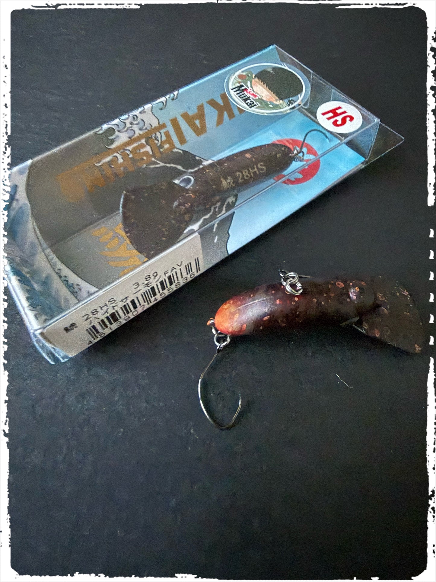 Mukai Fishing - Shachihoko 28 HS - Sonderfarbe #02 „Introvert Gets Hooked on Fishing“ - Hyde Salmon FAV