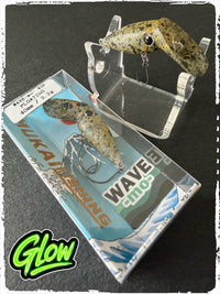 Mukai Fishing Wave-Mo #2 Ori Ori Glow F: Wobbler in Gold mit schwarzen Sprenkeln, auf Ständer und in Verpackung