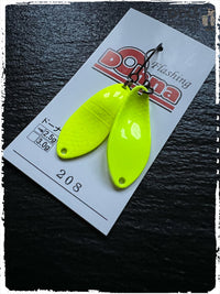 Neon-grüner Metall-Fischköder (Dohna 208) mit Haken, auf Karte