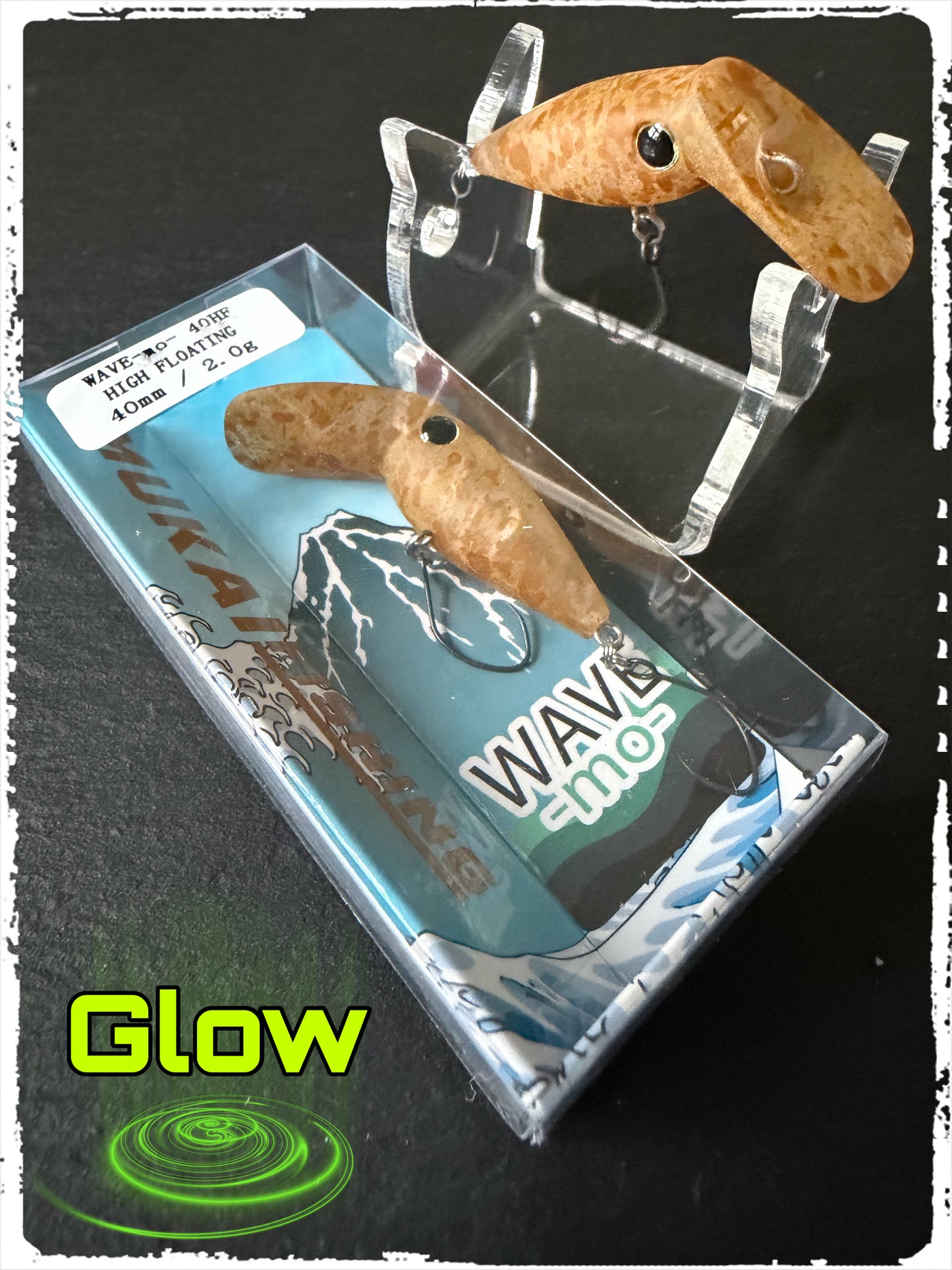 Mukai Angelwobbler Wave-Mo in Verpackung, zwei braune Glow-Wellenköder mit Hakenösen