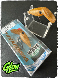 Mukai Fishing Wave-Mo #3 KaraOri RG (Glow) F: Wobbler in Braun-Orange auf Ständer und in Verpackung