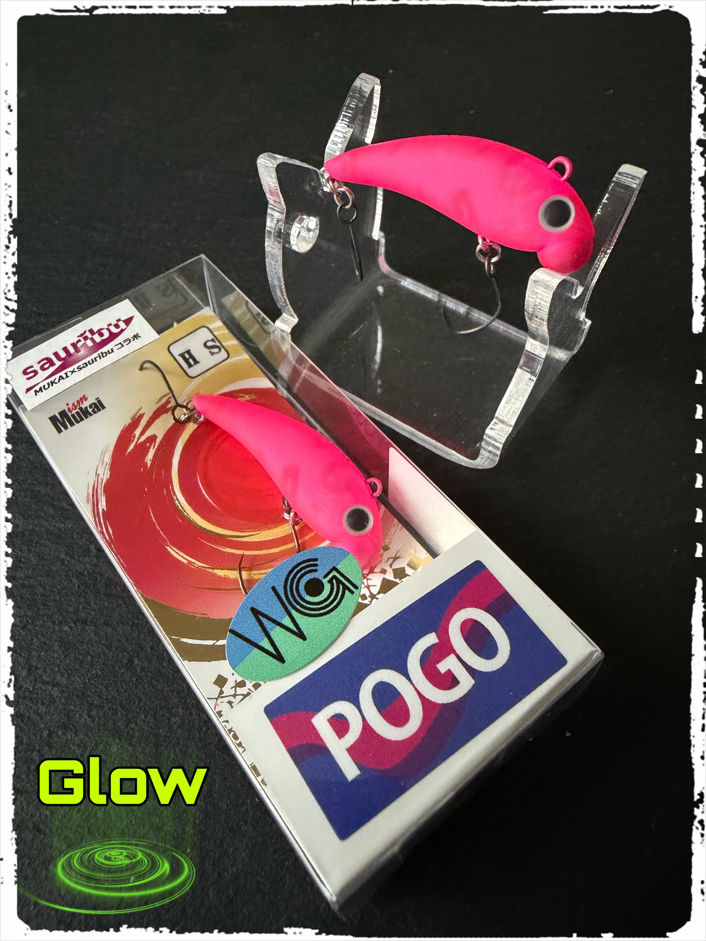 Wobbler mit fluoreszierendem pinkem Körper und zwei Drillinghaken, in Pogo-Box