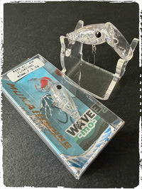 Mukai Fishing Wave-Mo #5 Clear F: transparenter Wobbler auf Ständer und in Verpackung