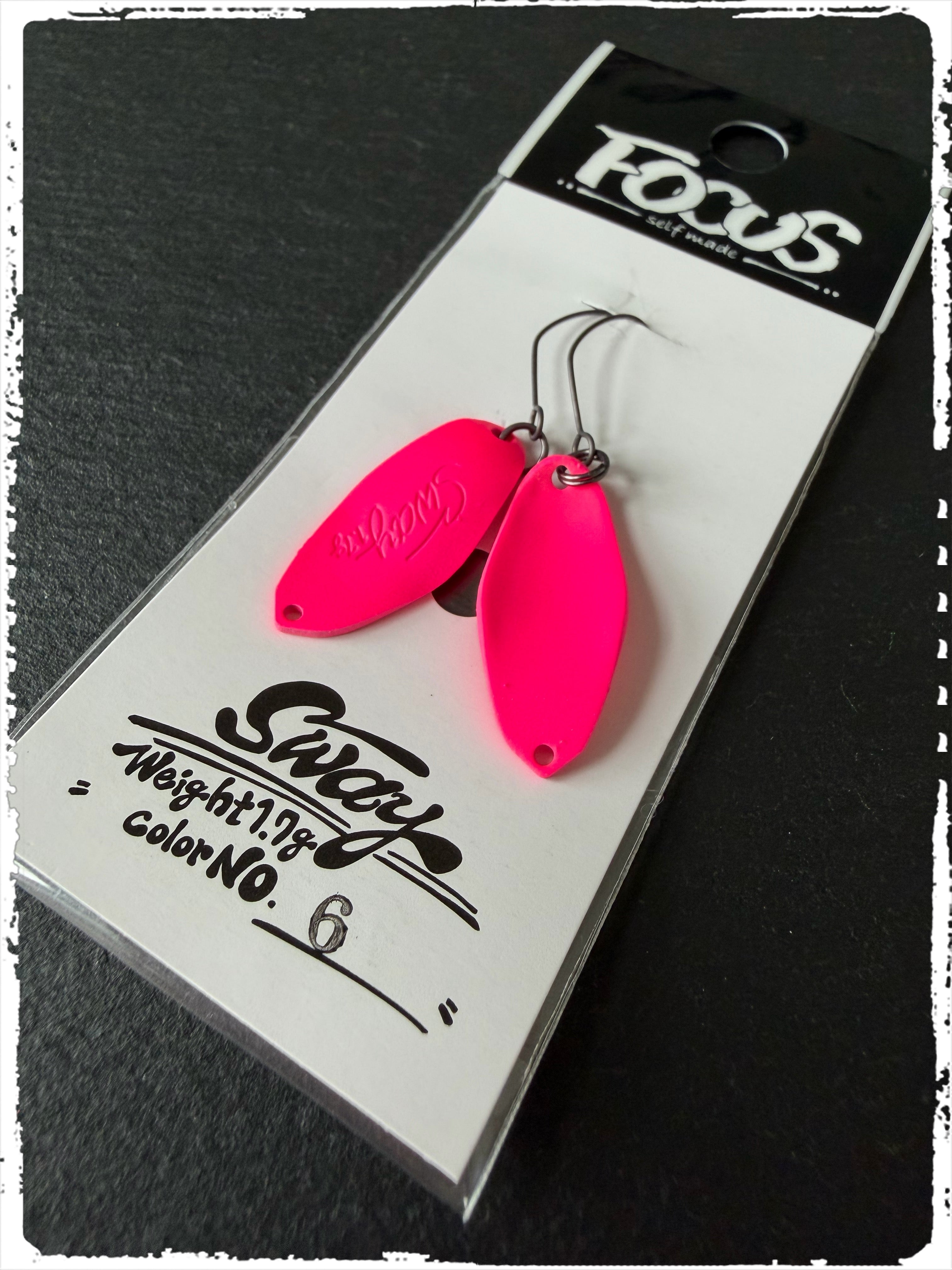 Angelköder-Set mit zwei pinken Spinnerblättern und Ösen, am Kartenhalter