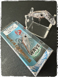 Mukai Fishing Wave-Mo #6 Berry Line F: transparenter Wobbler mit rötlichem Streifen, auf Ständer und in Verpackung