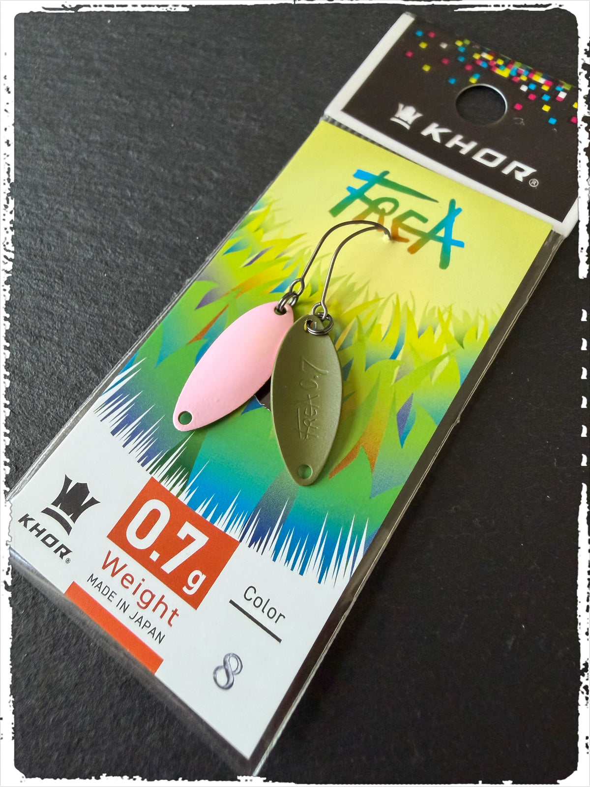 Khor Frea #FC08, 0,7 g: Löffelblinker (Vorder- und Rückseite) in Rosa und Oliv auf Karte