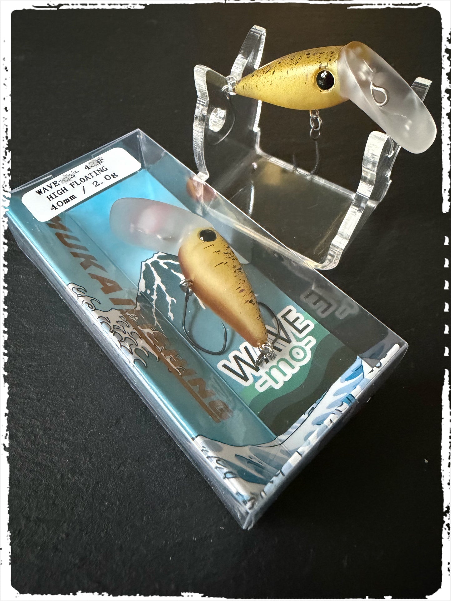 Mukai Wave-Mo Angelköder mit olivfarbenem Körper, in blauem Schuber