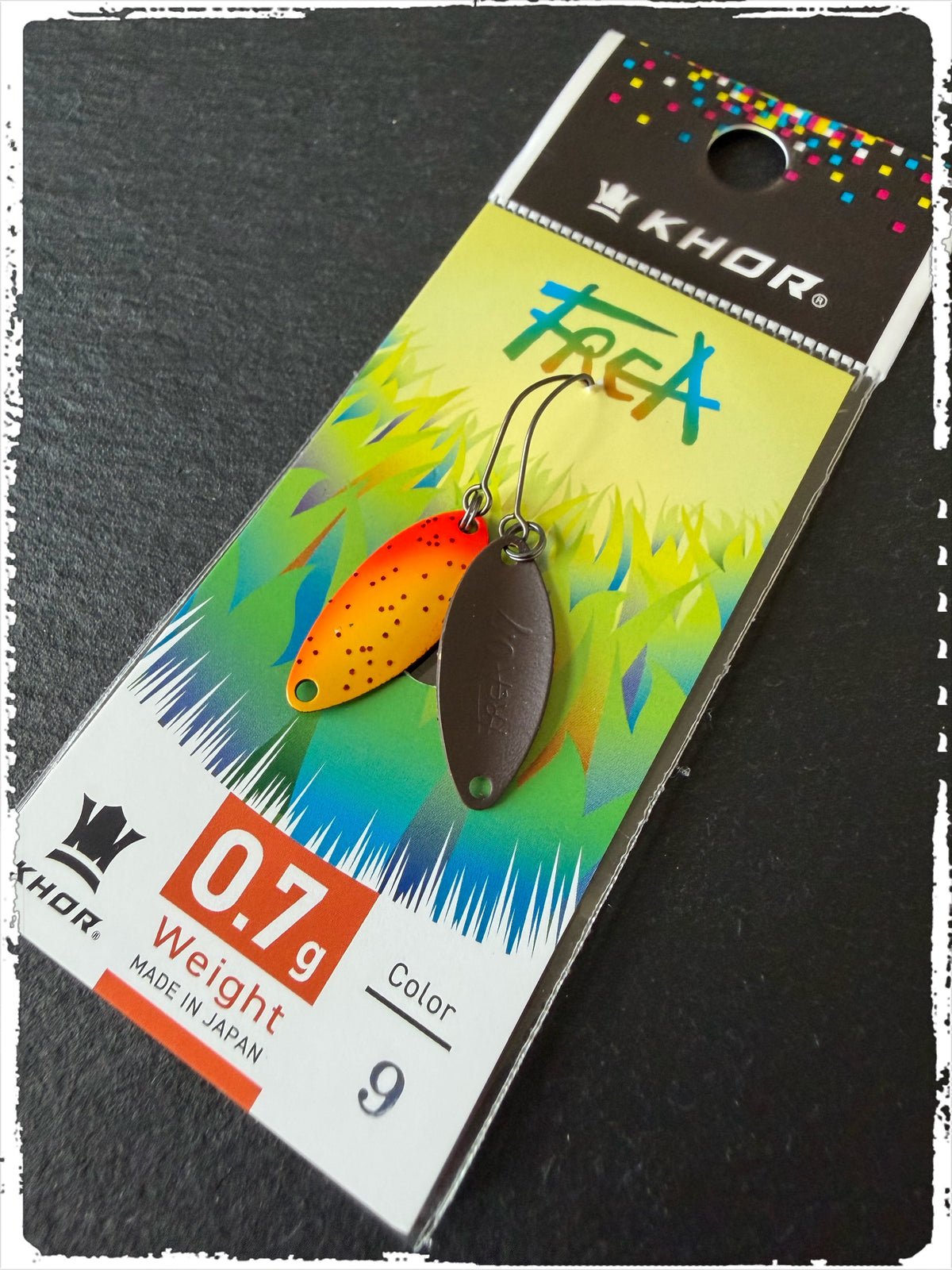 Khor Frea #FC09, 0,7 g: Löffelblinker (Vorder- und Rückseite) in Orange-Gelb mit Punkten und Dunkelbraun auf Karte
