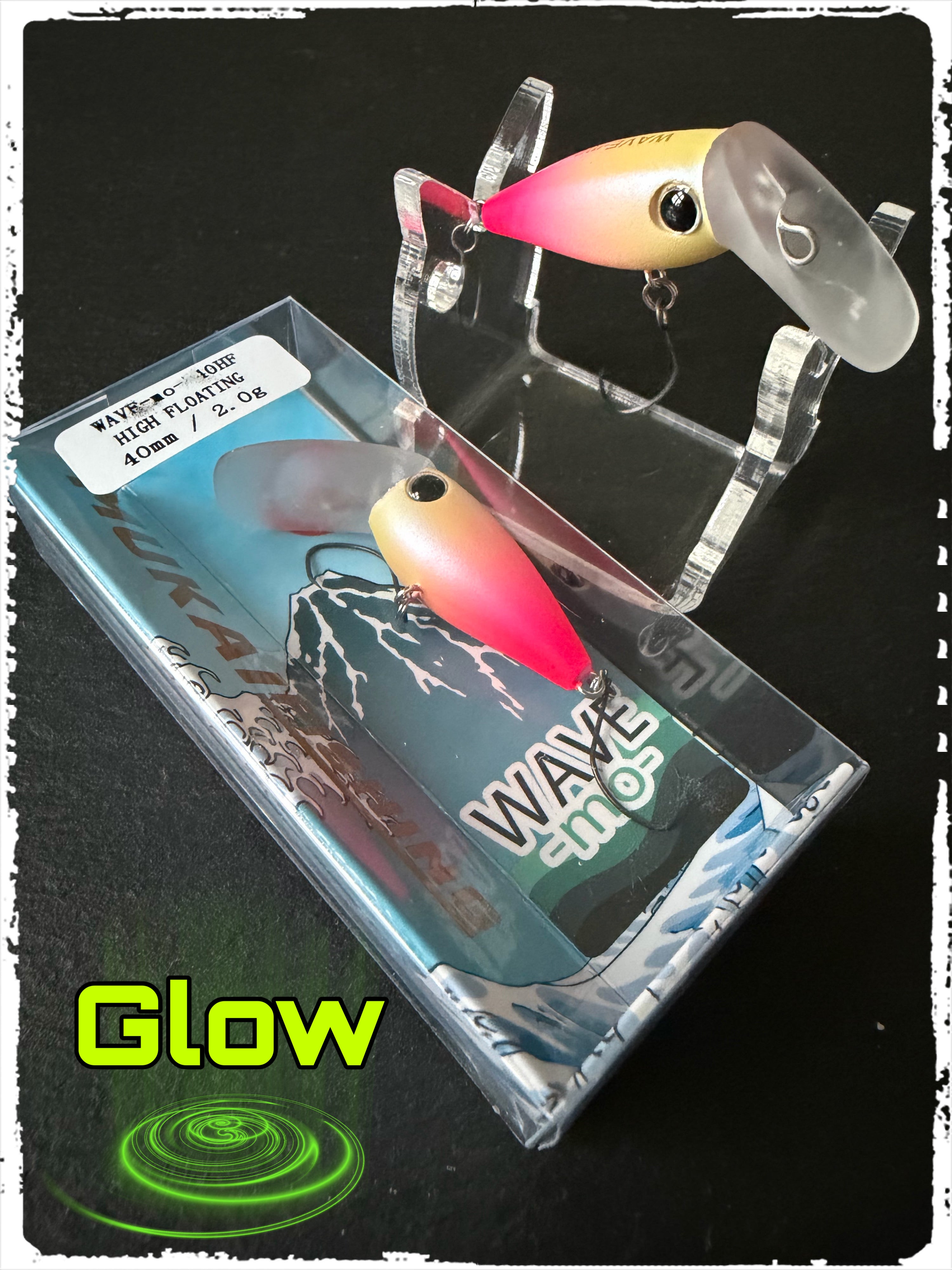Wobbler mit rosa-gelbem Körper und silbernem Boots-ähnlichem Haken, mit Leucht-Glow.