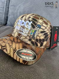 Basecap mit braun-schwarzem Schlangen-/Flechtmuster, blauem Schriftzug und Figurenmotiv