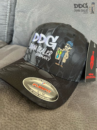 Schwarze Baseballcap mit DDG-Logo, grauem Muster und Patch am Frontschild