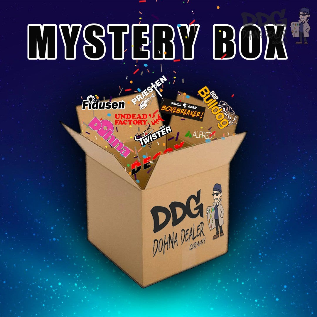DDG Mystery-Box, offene Pappverpackung mit bunten Aufklebern