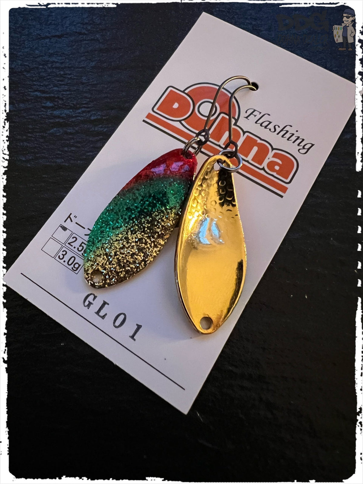 Angelköder: zwei Metall-Löffel mit goldenem und grün-rot schimmerndem Finish, mit Ringhaken.
