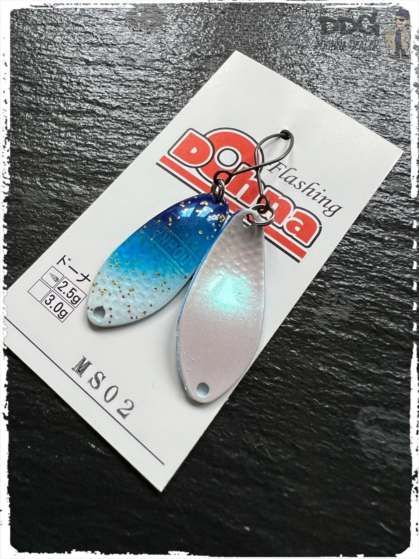 Angelköder-Spinner mit blau-silberner Metallklinge und integriertem Drilling, silberner Körper