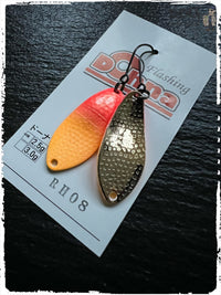Angelköder mit zwei Metall-Spoons: orange/rot und goldfarben, mit Drilling.